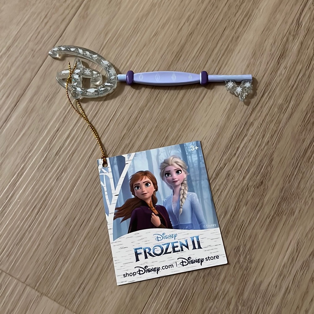Disney Store Key - Frozen 2 Limited Edition Movie Premiere